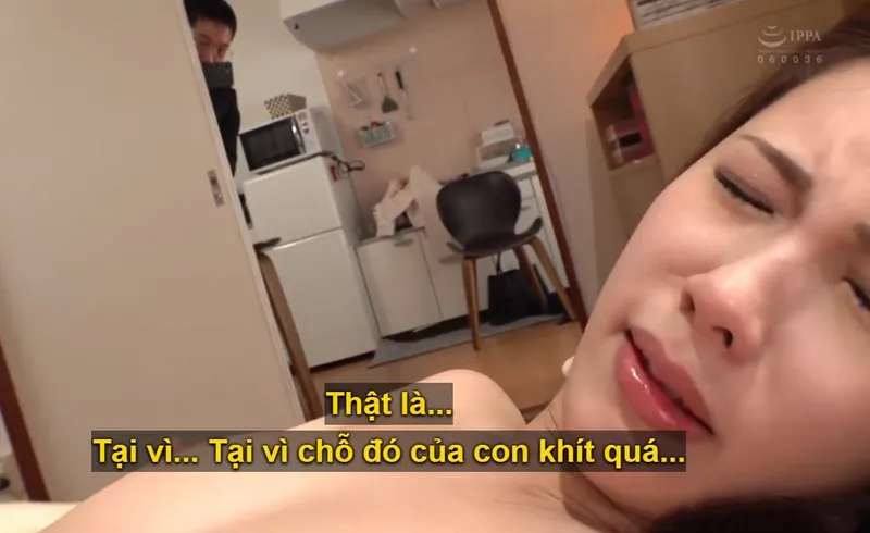 Thanh niên tình cờ nhìn thấy chị gái thằng bạn bị bố địt và bắn ngập bím